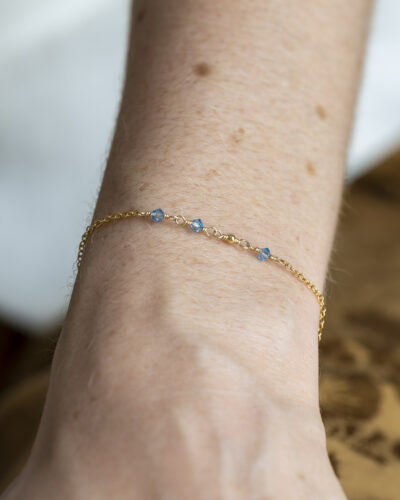 bracelet fin or laminé et cristal bleu