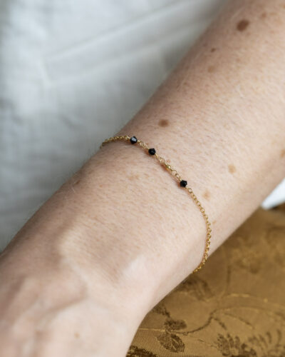 bracelet fin or laminé et cristal noir