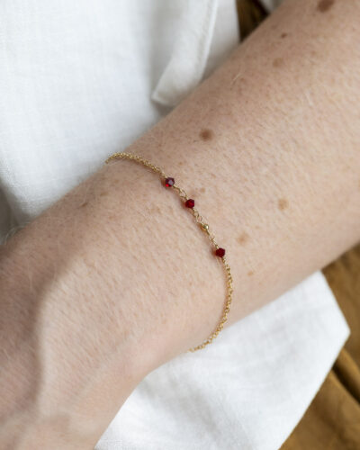 bracelet fin or laminé et cristal rouge