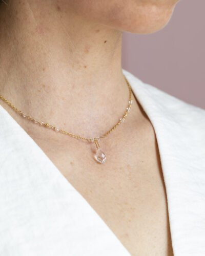 collier court goutte de cristal et or laminé 14 carats