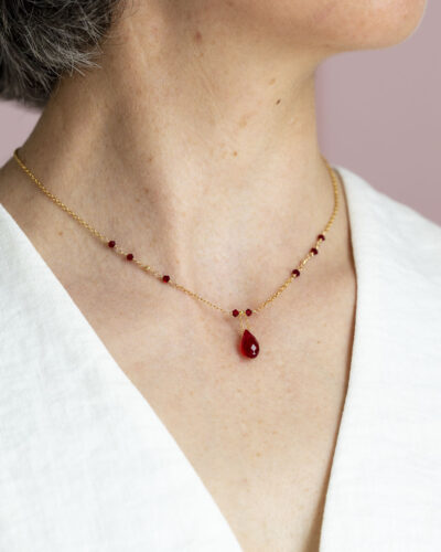 collier goutte de cristal rouge et or laminé