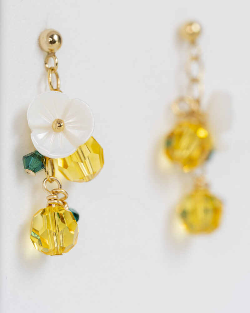Gros plan boucles d'oreilles citron en cristal