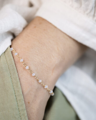 Bracelet fin en or laminé et cristal blanc opalescent