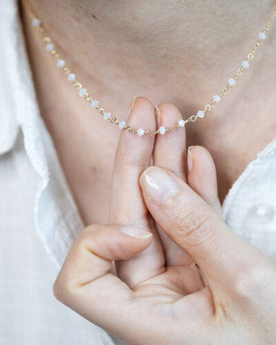 collier fin en or laminé et cristal blanc opalescent