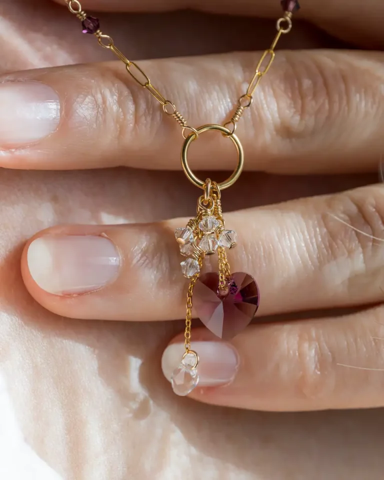 Collier or laminé cristal violet gros plan
